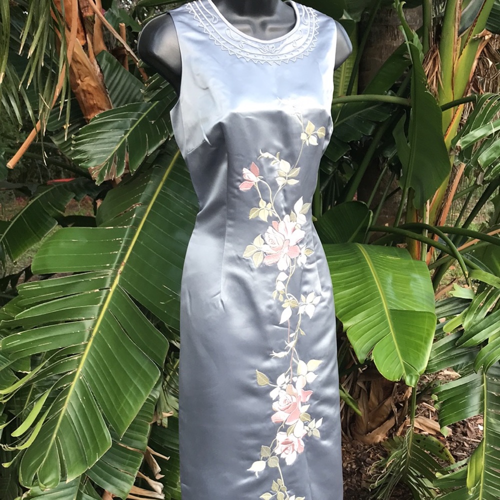 Embroidered satin column maxi dress or CheongSam - Picture 8 of 17
